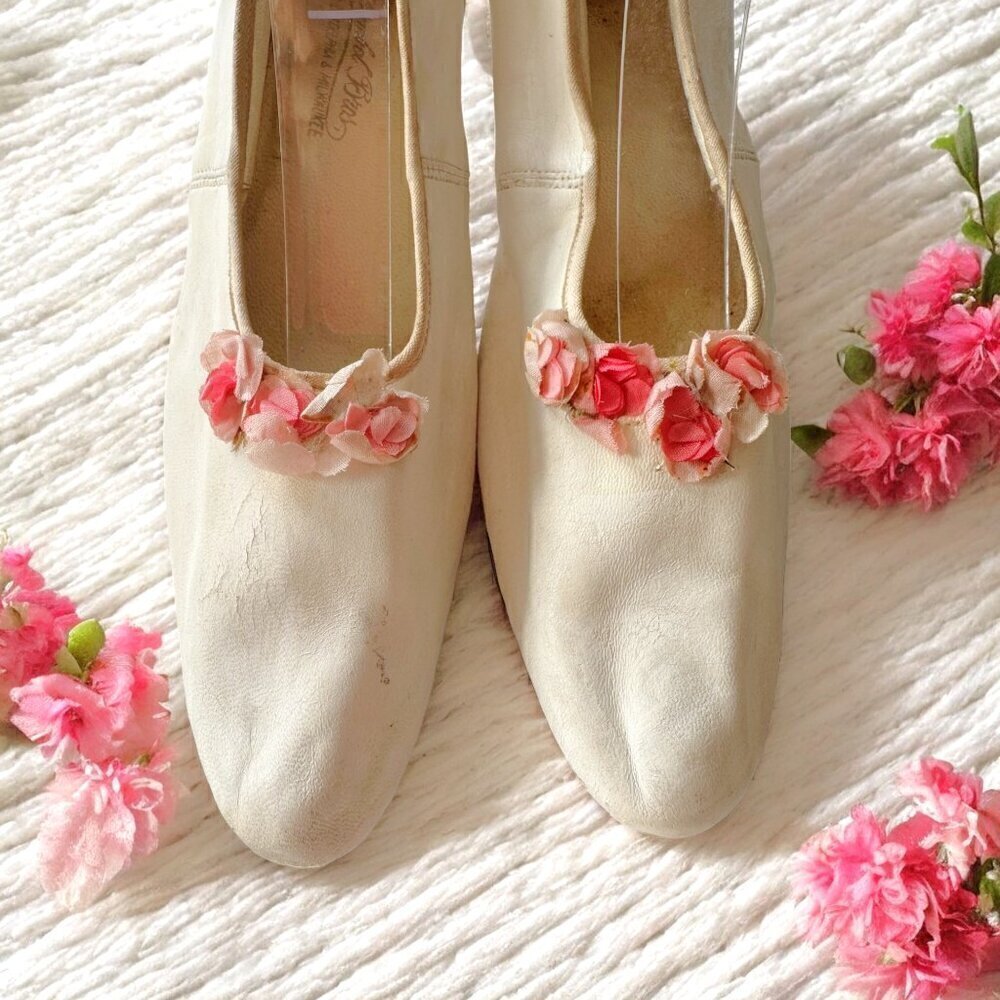 Vintage Victorian/Edwardian White Pumps with Floral Decoration, Gimbel Brothers - Picture 3 of 15